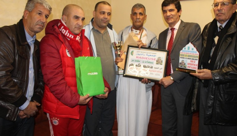 بالصور.. جمعية “راديوز” تُكرّم الحكم السابق “دحو كريم”