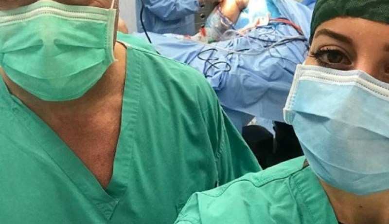 سيلفي.. وركبة غولام خلفي !