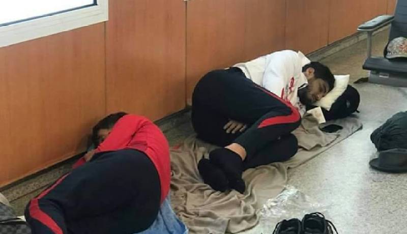 بالصور.. معاناة لاعبي “شباب بلوزداد” بمطار “الدار البيضاء” !!