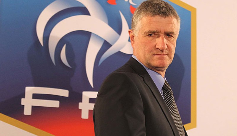 العنصرية تطارد مستشار الفاف الجديد! 