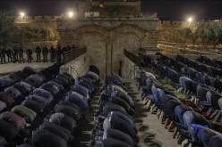 فلسطينيون يصلون العشاء قرب مسجد الأقصى للمطالبة بفتحه