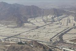 تواصل توافد حجاج بيت الله الحرام الى منى قبل الصعود لجبل عرفة