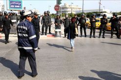 مقتل رجل أمن وإصابة عدد من المدنيين في تفجيرين انتحاريين بتونس