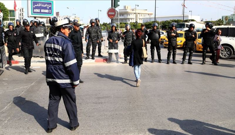 مقتل رجل أمن وإصابة عدد من المدنيين في تفجيرين انتحاريين بتونس