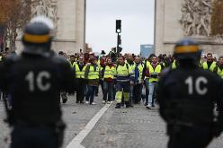 توقيف 65 شخصا من متظاهري السترات الصفراء بفرنسا