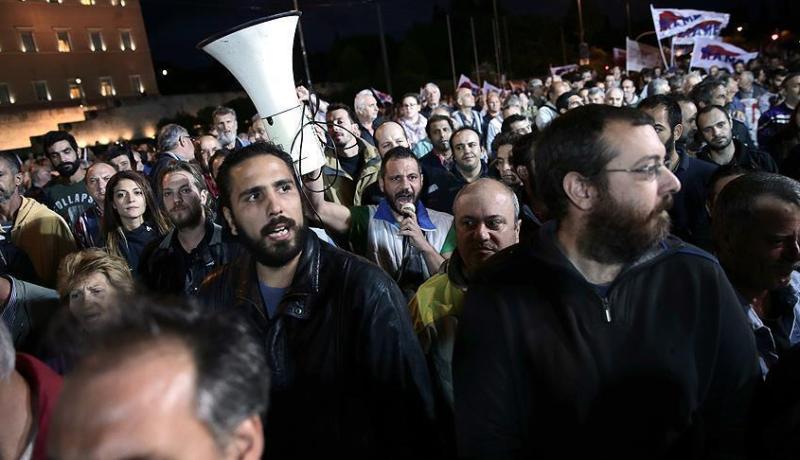 آلاف اليونانيين يتظاهرون ضد خطط حكومية تقشفية