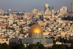 مئات الفلسطينيين يحتجون على منع رفع الآذان في القدس