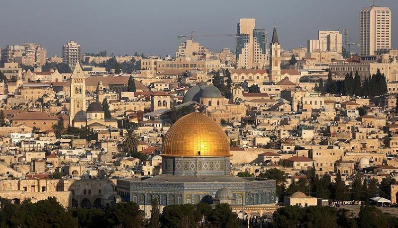 مئات الفلسطينيين يحتجون على منع رفع الآذان في القدس