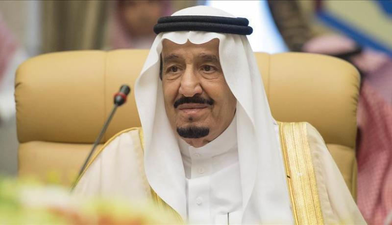 بالفيديو.. العاهل السعودي يمازح الصحافيين الروس