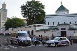 شخص يعتدي على مسجد في فرنسا ويكتب عبارات معادية للمسلمين