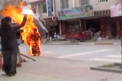 راهب جديد يحرق نفسه في التبت
