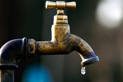 الجزائريون يستنجدون بالمياه المعدنية لغسل «الدوارة» و«البوزلوف