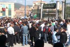 والديه أشفقوا علينا يا إرهابيين يهديكم ربي إننا في فراش الموت