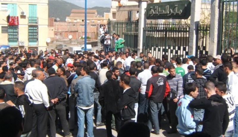 والديه أشفقوا علينا يا إرهابيين يهديكم ربي إننا في فراش الموت