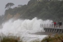 عاصفة قوية تضرب نيوزيلندا وتعزل السياح