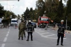 الشرطة تطلق الغاز المسيل للدموع لتفريق متظاهرين في تونس