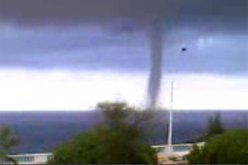 إعصار بطول 300 متر يضرب سواحل وهران لأول مرة