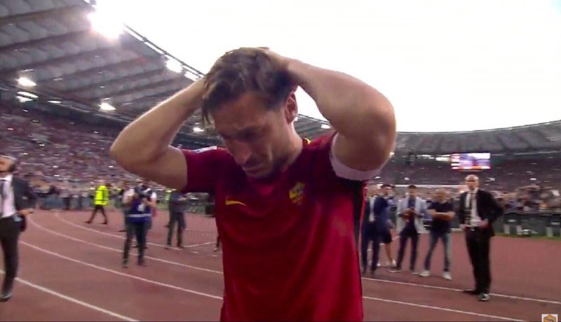 بالفيديو والصور.. توتي يودع روما بالدموع