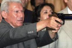 العقيد يحن للرماية بالسلاح
