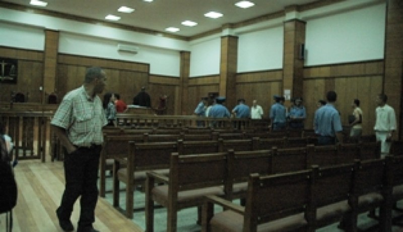 ‮3 ‬أشقاء‮ ‬يعتدون على جارهم ببندقية صيد الأسماك انتقاما لسرقة أخيه هاتفا