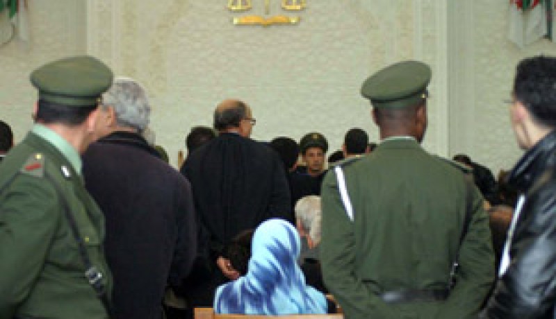 طعنة على مستوى الفخذ أودت بحياة الضحية : قام المتهم بقتله بسبب حذاء رياضي
