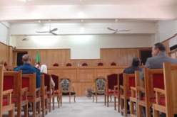 الضحية يسقط أرضا والجلسة تتوقف : ينكر أمومتها ويتهمها بالتزوير وطرده وزوجته للشارع