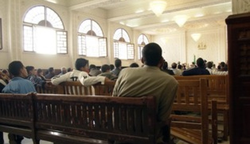 يدعي أنها ترهبه وتضربه و هي تصر على كذبه وعلى أنه يفسد إبنتيها