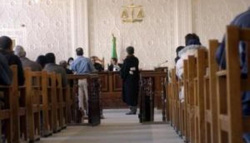 شــاذ جنسيـا يغتصــب ربيبتــه القاصــر ويخنقهــا بمساعــدة والدتهــا في تيــارت