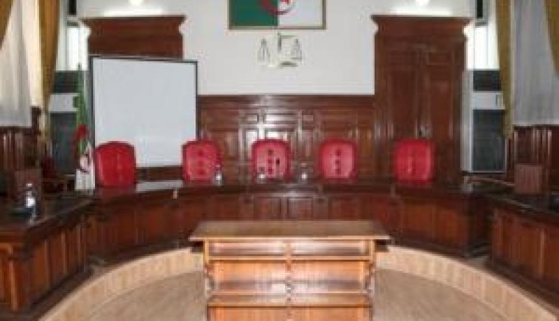 موثقة تحرر عقد تنازل عن 5 هكتارات لعائلة لا يحوز أفرادها  على  صفة  فلاح