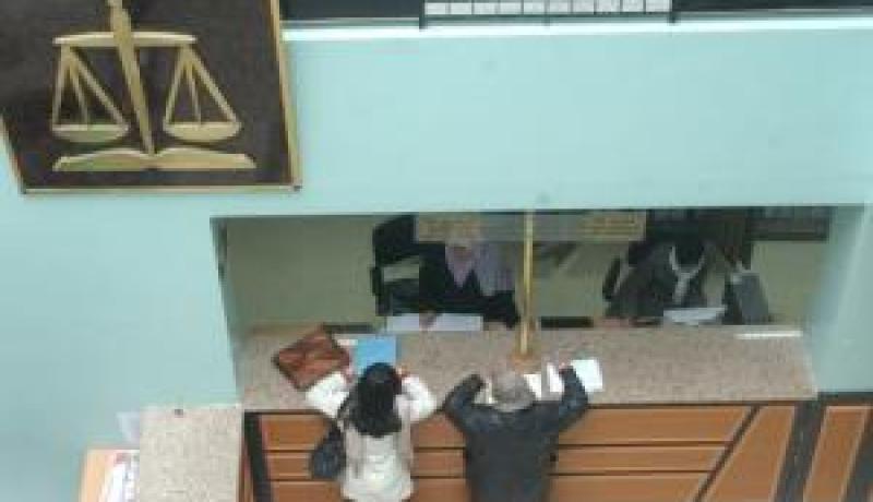 ينهال ضربا على أمه لأنها استقبلت خُطّابِ أخته