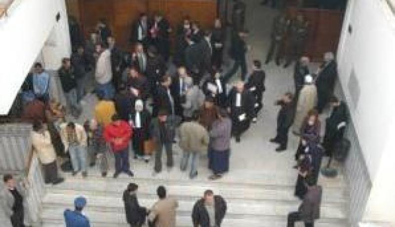 عصابة أشرار تقتحم منزل مغتربين تكبلهما وتسرق منهما مبالغ مالية وكمية من الذهب