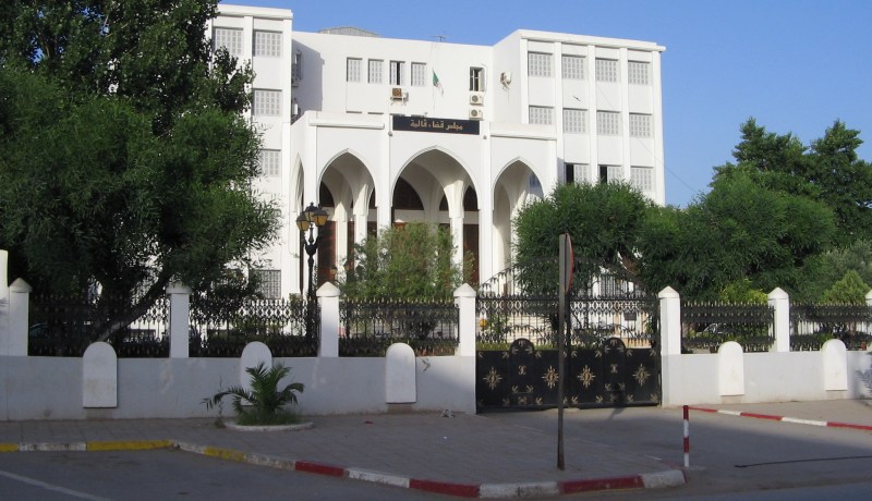 طالبة جامعية تُسلّم عشيقها عقدا ذهبيا وتشتكي‮ ‬عليه بڤالمة