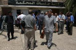 يعتدي على والده بالضرب ويمارس أمامه تصرفات مخلة بالحياء في معسكر