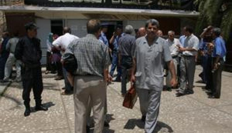 يعتدي على والده بالضرب ويمارس أمامه تصرفات مخلة بالحياء في معسكر