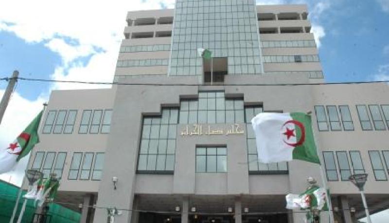 شيخ عمره 18 سنة يقتل زوجته الثالثة لأنه شك في خيانتها في ساحة أول ماي
