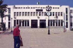 عضو في جمعية يشتم رئيس بلدية الرويبة ويحاول الدخول إلى المكتب عبر النافذة