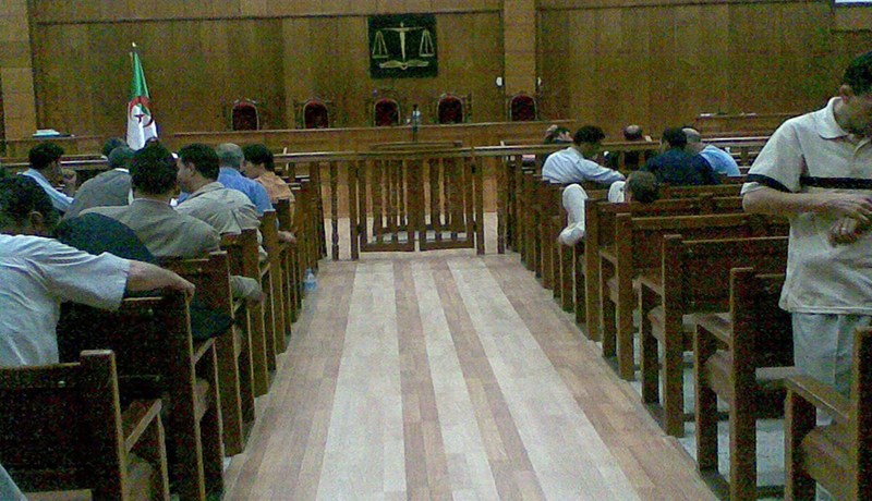 حارس ملهى ليلي ينكل بجسده ثم يتهم نجلي صحافيين سابقين بالاعتداء عليه