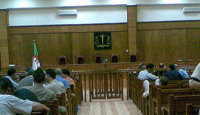 مشعوذة تسيطر على أستاذة وابنتها الجامعية وتسلبهما نصف مليار ومجوهرات في سكيكدة