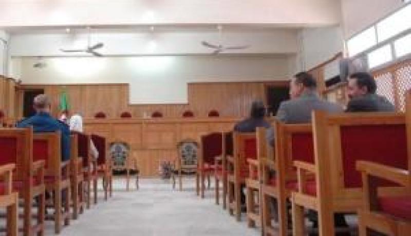 ينتهك عرض عشيقته وقريبته القاصر ثم يتهمها بالسعي إليه