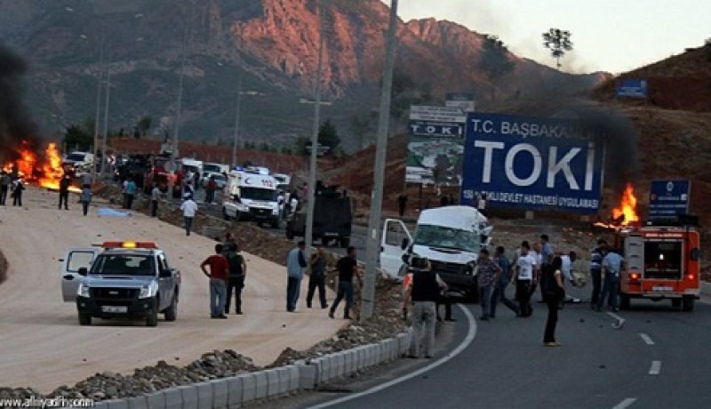 جرحى في هجوم بسيارة ملغمة يستهدف قاعدة للشرطة بتركيا
