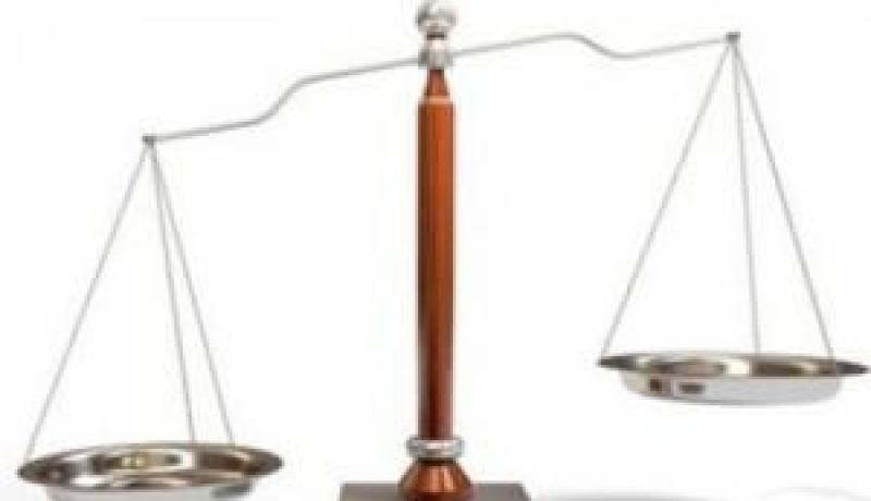 يعتدون على زوجة ضحيتهم وصديقتها جنسيا تحت طائلة التهديد بسلاح أبيض