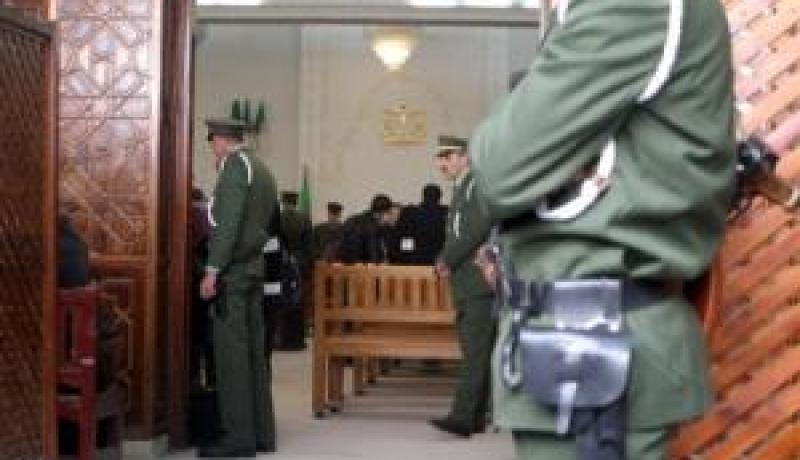 يضــرب ضحيتــه بساطـــور علـــى مستــــوى الوجــــه