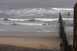 إجلاء مئات الأشخاص في كاليفورنيا بعد وصول موجات تسونامي