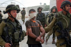 قوات الاحتلال تعتقل 10 فلسطينيين في الضفة الغربية