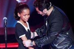 متسابقة اماراتية تنفجر بالبكاء على مسرح The Voice Kids