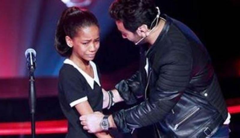 متسابقة اماراتية تنفجر بالبكاء على مسرح The Voice Kids
