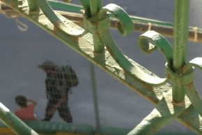 بالفيديو… جندي اسرائيلي يعتدي على طفلة صغيرة ويسرق دراجتها الهوائية