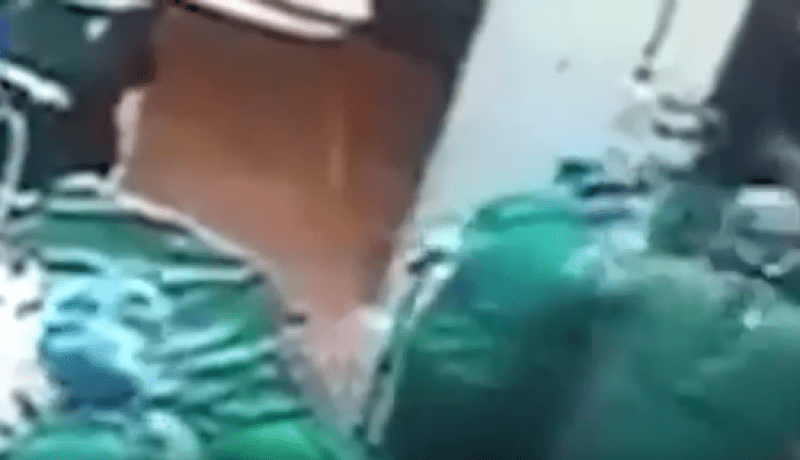 بالفيديو.. غرفة عمليات جراحية تتحول إلى حلبة ملاكمة