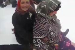 بالفيديو عجائز يشاركن الأطفال فرحتهم باللعب والتزحلق على الثلوج