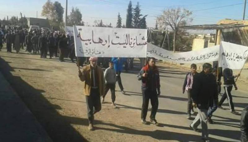 جرحى في أوّل مظاهرة بالرقة السّورية